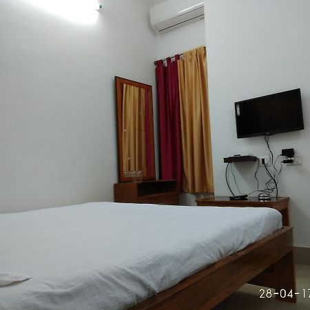 India Tours Only Kavita Guest House โบลปูร์ ภายนอก รูปภาพ