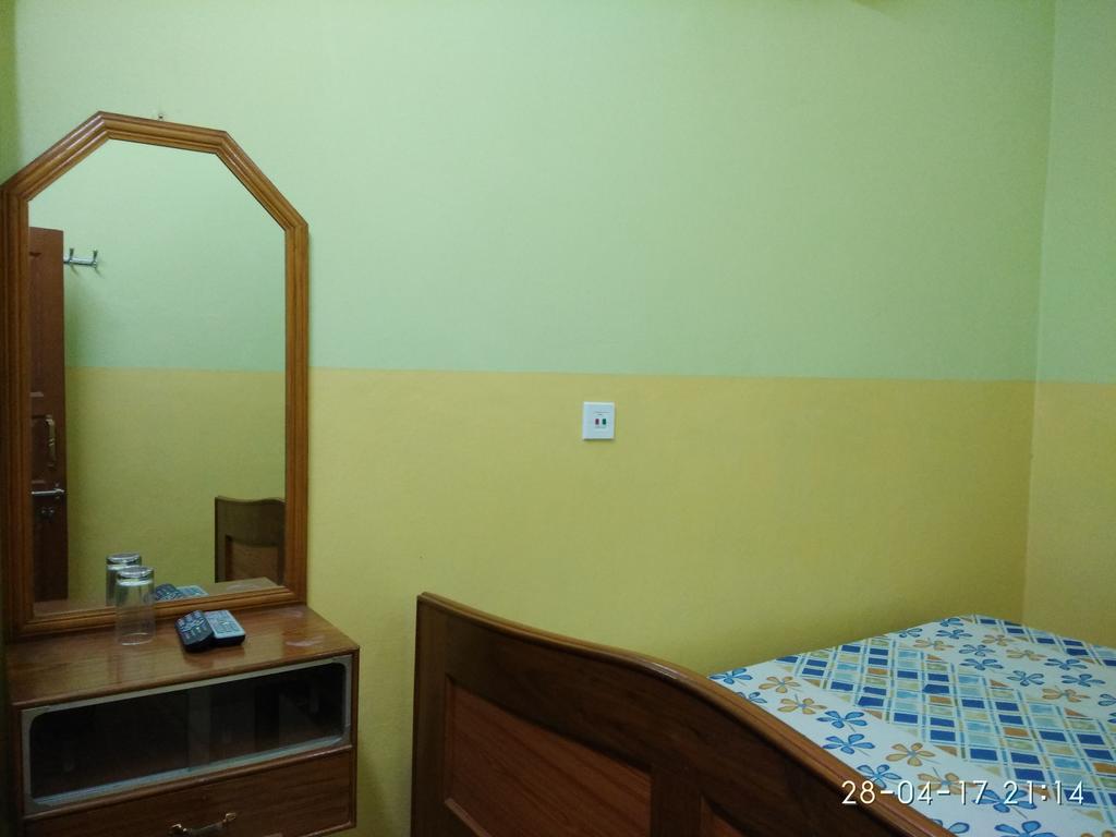 India Tours Only Kavita Guest House โบลปูร์ ภายนอก รูปภาพ